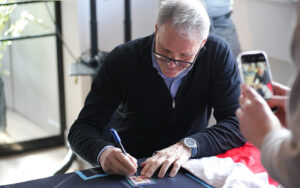 Read more about the article 3 tips to spot a fake autograph in sports memorabilia